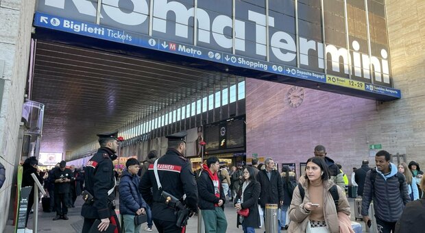 Stazione Termini, droga e rapine: così latinos e africani si dividono il territorio (come a Londra e Milano)