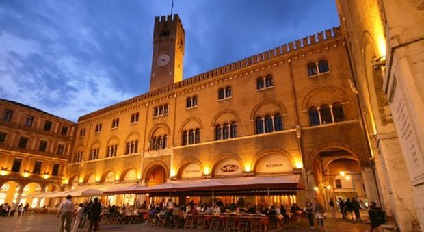 La storicLa storica pizzeria Da Pino rischia di chiudere: «Così resistiamo ancora pochi mesi»a pizzeria Da Pino in piazza dei Signori a Treviso