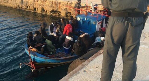 Migranti, ancora sbarchi a Lampedusa: 110 nella notte
