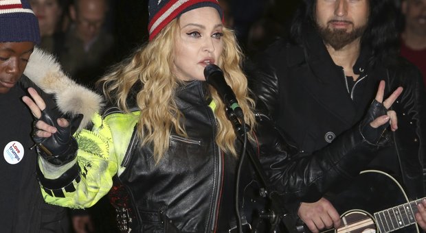 Madonna, concerto a sorpresa a New York per Hillary Clinton: vi prego salvate l'America