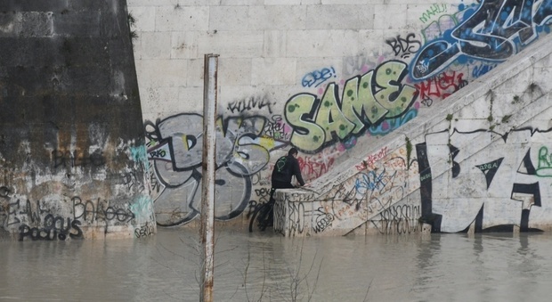 Roma, allerta Tevere: le banchine restano sommerse dall'acqua da Ponte Mazzini a Castel Sant'Angelo
