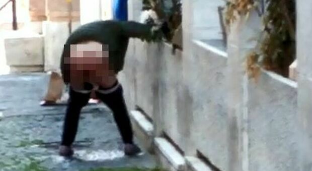 Roma choc, degrado a due passi da San Pietro: un uomo nudo fa i propri bisogni in mezzo alla strada