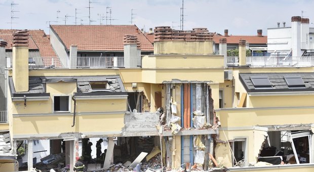 L'edificio di via Brioschi a Milano dopo l'esplosione