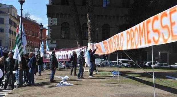 Roma, manifestazione Ncc a palazzo Chigi: aggrediti due tassisti, ombrellate alle auto