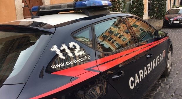 Roma, nascondevano nel garage 7 chili di droga e armi: arrestati 60enne e due donne romane
