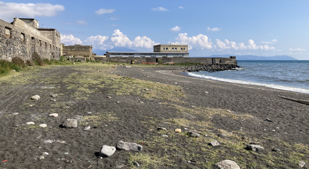 Napoli Est, il Comune conferma: il mare di San Giovanni non è balneabile