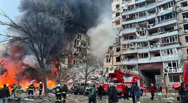 Ucraina, nuovo raid russo: esplosioni a Kiev, a Dnipro colpito un condominio. Almeno 20 morti, tra questi una 15enne