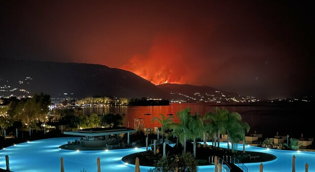 Grecia in fiamme, brucia anche Corfù: evacuati 17 villaggi, turisti in spiaggia salvati dai vigili del fuoco