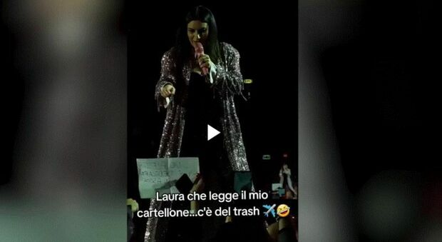 Laura Pausini, la fan chiede di dedicare una canzone al suo ex durante il concerto: la replica della cantante è memorabile