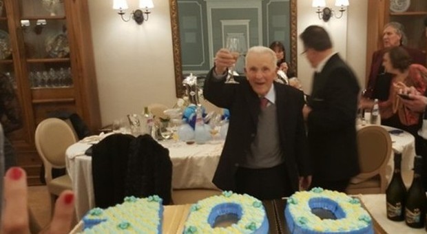 Il boss di Cinisi compie 100 anni: torta, brindisi e palloncini