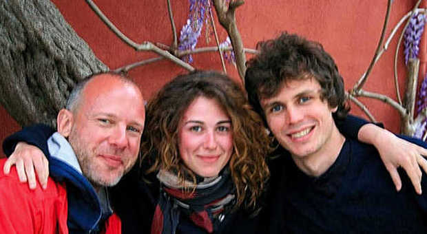 Il regista Stefano Tummolini (a sinistra) con Nina Torresi e Andrea Miglio Risi, protagonisti del film