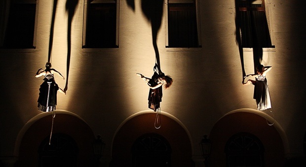 La danza verticale sulla facciata del Comune di Napoli: gran finale per Wine&The City