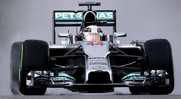 Lewis Hamilton sotto la pioggia con la Mercedes a Sepang