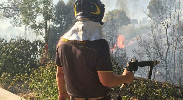 Vasto incendio a Itri minaccia le abitazioni, un vigile del fuoco accusa un malore durante le operazioni di spegnimento