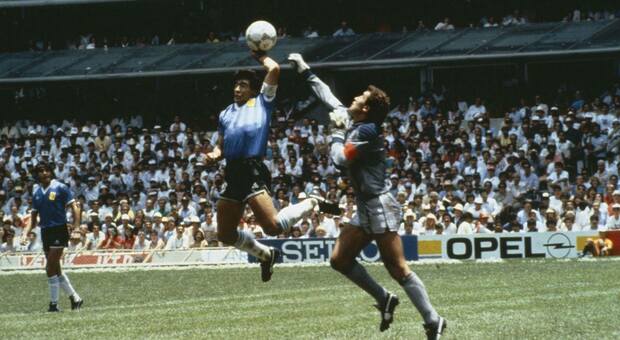 Venduta a 8,4 milioni di euro la maglia di Maradona ai Mondiali '86