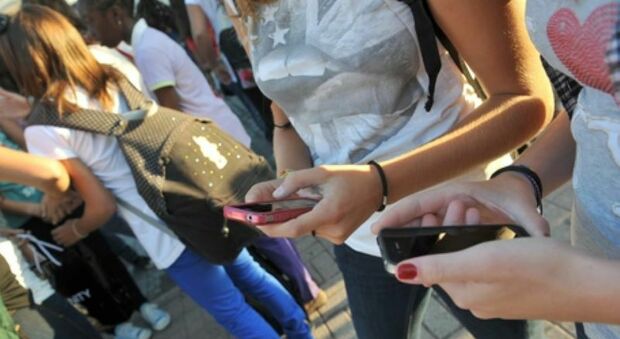 Cellulari a scuola vietati anche ai prof, la decisione di una preside: «Distratti come gli alunni»