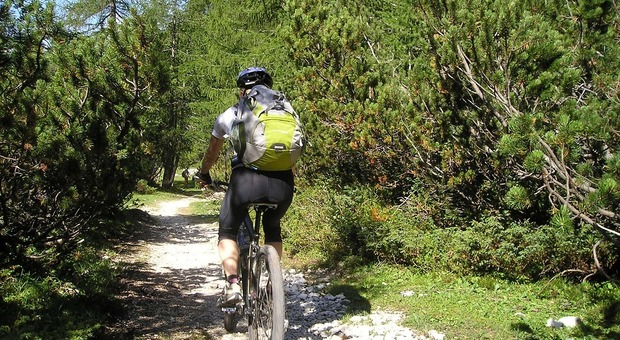 Malore mentre pedala con gli amici in mountain bike: muore a 44 anni