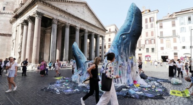 Due balene emergono davanti al Pantheon: blitz di Greenpeace nel cuore di Roma