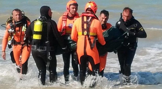Abruzzo, ritrovati morti i due fratellini di 11 e 14 anni dispersi in mare. Il padre ha rischiato la vita per cercare di salvarli.