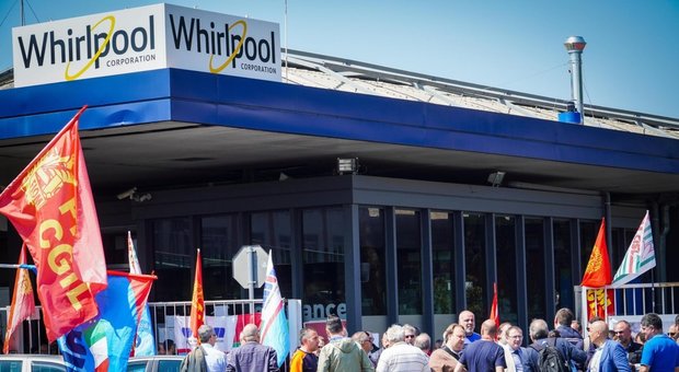 Whirlpool, produzione ridotta: nuovo stop per lo stabilimento di Napoli