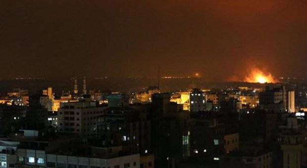 Gaza, ancora morti. 7 bambini tra le vittime. Israele: "Fate evacuare i residenti"