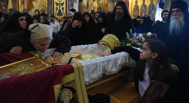 Arcivescovo morto di coronavirus, migliaia di persone in fila ai funerali per baciare e toccare la salma