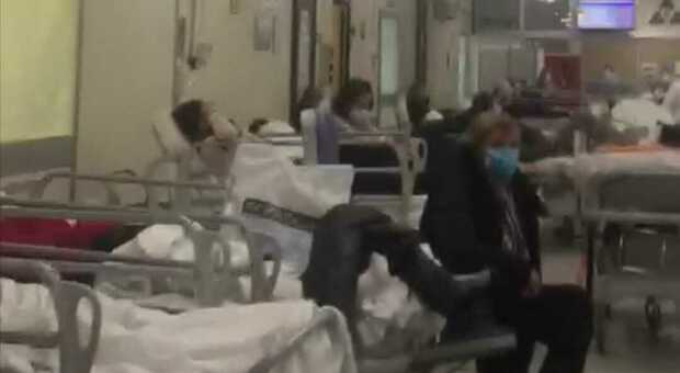 Napoli: torna il caos al Cardarelli, due pazienti cadono dalle barelle