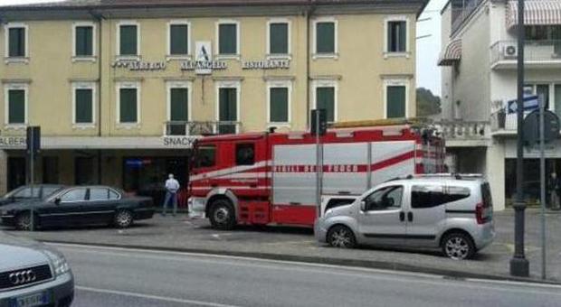 Albergo in fiamme: clienti evacuati I gestori: «Benzina sul pavimento»