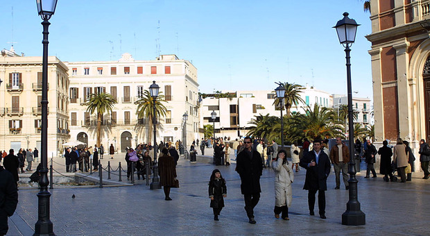 Piazze e strade del centro vietate a manifestazioni e cortei "no vax" e "no green pass" a Bari e nella Bat