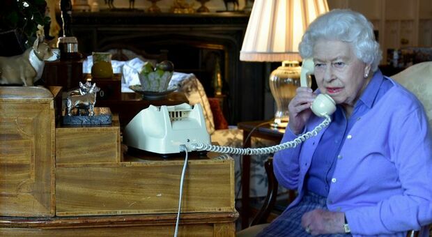 Regina Elisabetta, la rivelazione sconcertante: solo due persone hanno il suo numero di cellulare e non sono così ovvie