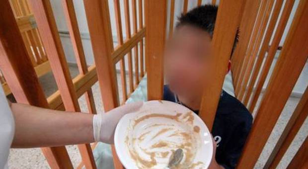 Choc in Grecia, bimbi disabili tenuti chiusi in gabbia in un istituto