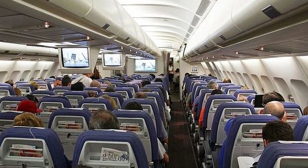 Terrore in volo, giordano tenta di aprire la porta dell'aereo