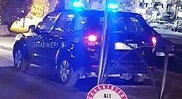 Numana, lampeggiante blu sull'auto ma non è un poliziotto: denunciato