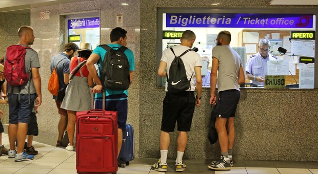 Circumvesuviana, circolazione interrotta sulla tratta Napoli-Barra: «Persona sui binari»