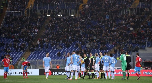 Lazio-Napoli, cori razzisti verso napoletani e Koulibaly: l'arbitro sospende il match