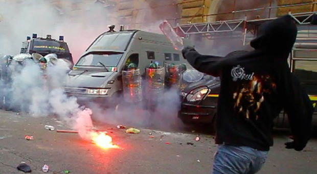 Corteo, scontri a Roma: assedio ai ministeri Bombe carta contro i blindati