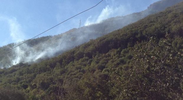 Bruciano ancora i Monti Lattari: scatta la macchina dei soccorsi