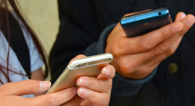 Stress da smartphone, gli esperti: «Le notifiche peggiorano il nostro umore»