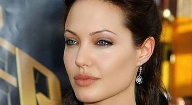 Brad Pitt e Jennifer Aniston, l'ex Angelina Jolie non gradisce: «Irrispettoso e irriverente»