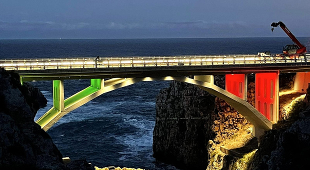 Il Ponte del Ciolo si tinge di bianco, rosso e verde per l'inaugurazione.