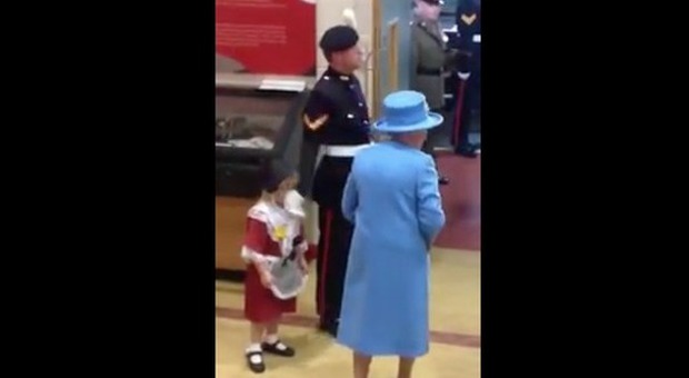 La guardia dà uno schiaffo ad una bambina per 'salutare' la regina Elisabetta -GUARDA
