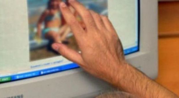Computer pieno di foto di bimbi nudi: arrestato uno studente 23enne