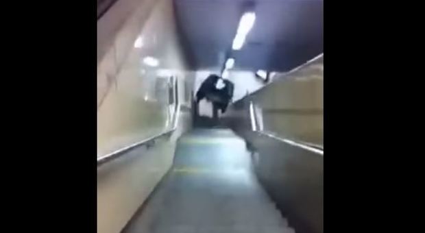 Bruxelles, vandali spingono auto giù per le scale del metrò: tragedia sfiorata VIDEO
