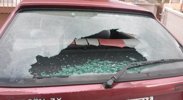 Paura per i raid dei vandali: assalti a colpi di mazza contro auto in sosta