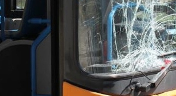 Ragazzi spaccano un autobus per noia, denunciati 8 giovani di buona famiglia: «Era solo un gioco»