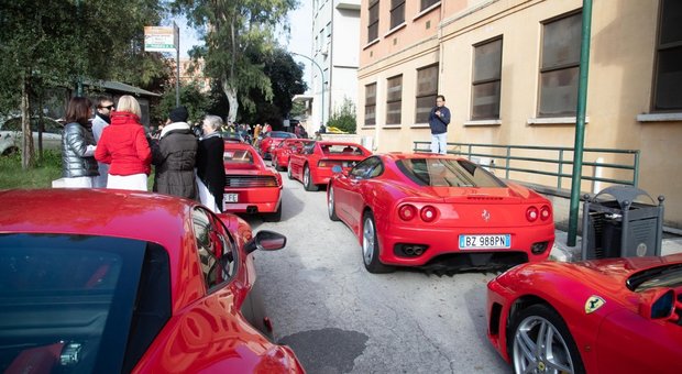 Babbo Natale in Ferrari per i piccoli pazienti dell'Umberto I