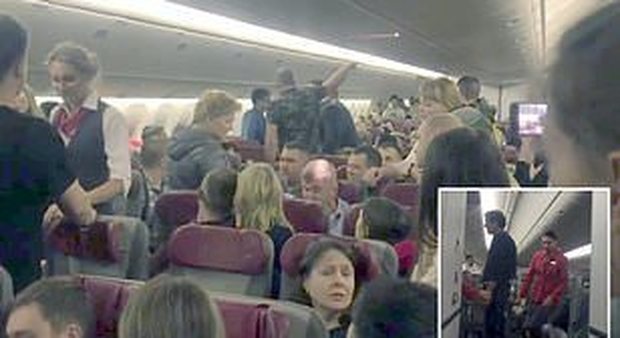 Paura sull'aereo, passeggero ubriaco tenta di aprire il portellone: impacchettato con il domopak