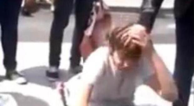 Sbattono la testa del compagno sul banco: video choc a scuola