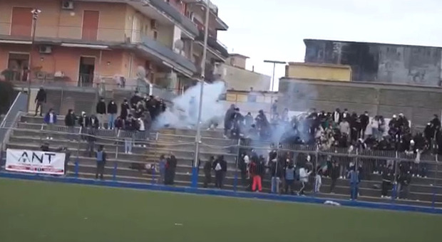 Napoli, choc al torneo di beneficenza dei licei: lancio di petardi sugli spalti, studente ricoverato in ospedale
