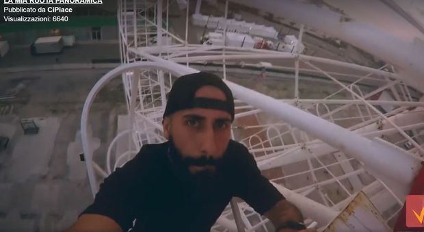 Pescara, impresa all'alba: scala la ruota panoramica e mette il video sul web